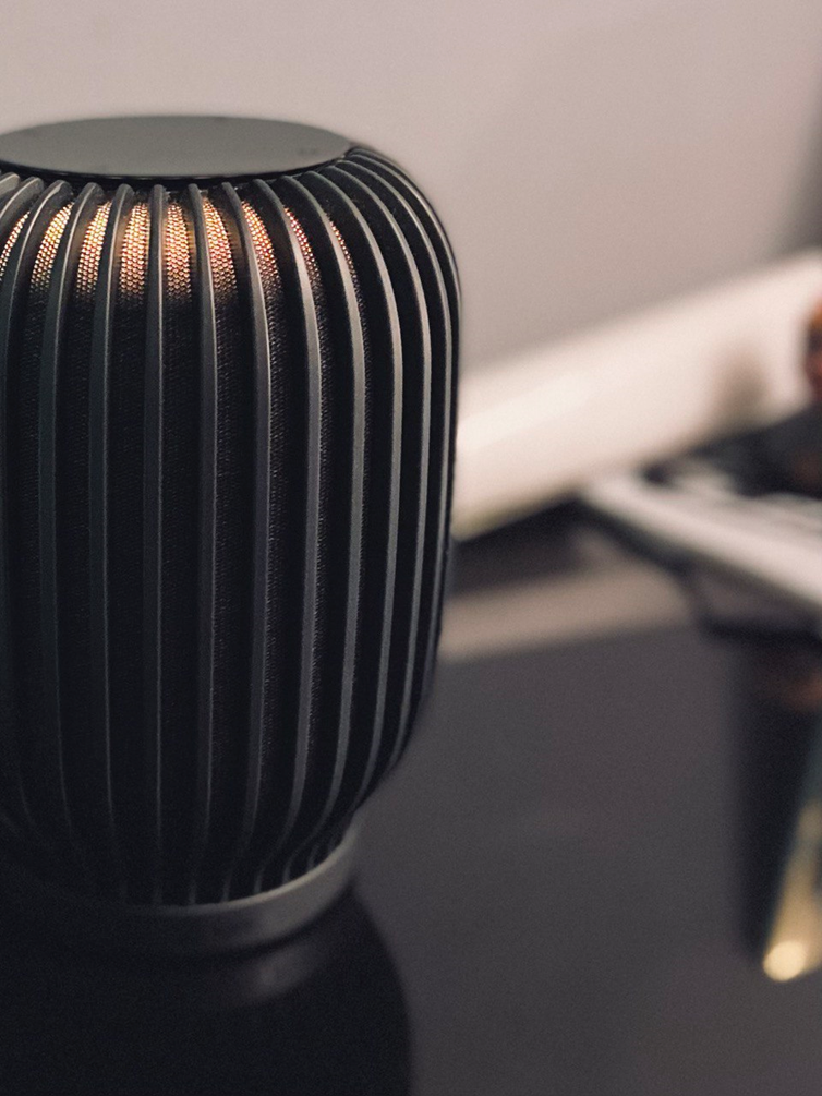 Когда я что-то пишу, полностью концентрируюсь на текстовом документе. Не люблю переключаться между окнами, меня это расфокусирует. Поэтому я ждала появления GigaChat в SberBoom — с ним можно быстренько посоветоваться голосом, не отрываясь от текста