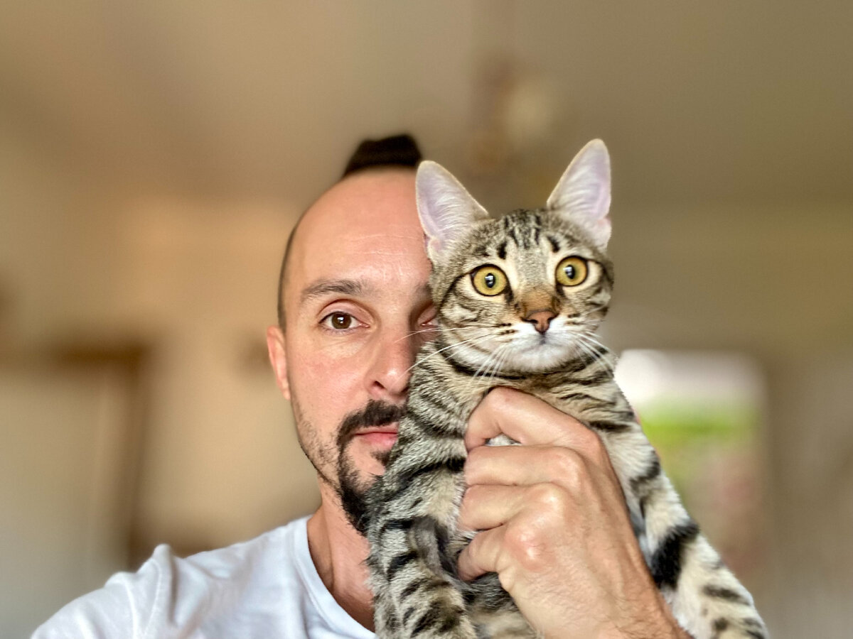 Нет, на этой фотографии Стеша не с маленьким ребенком, а с большим:-)