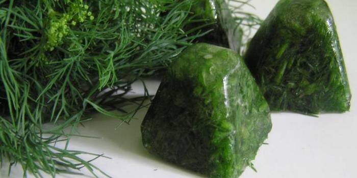 Очистка от лишних листьев