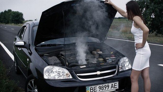 
От детонации мотора не застрахован никто, так как проблема может неожиданно проявиться в любой машине. Впервые попав в подобную ситуацию большинство автовладельцев теряются, так как не знают, что предпринять. Детонация двигателя при запуске или глушении происходит в результате ряда определенных факторов. Следует разобраться в причинах возникновения данного явления, а также рассмотреть наиболее целесообразные способы его устранения.
