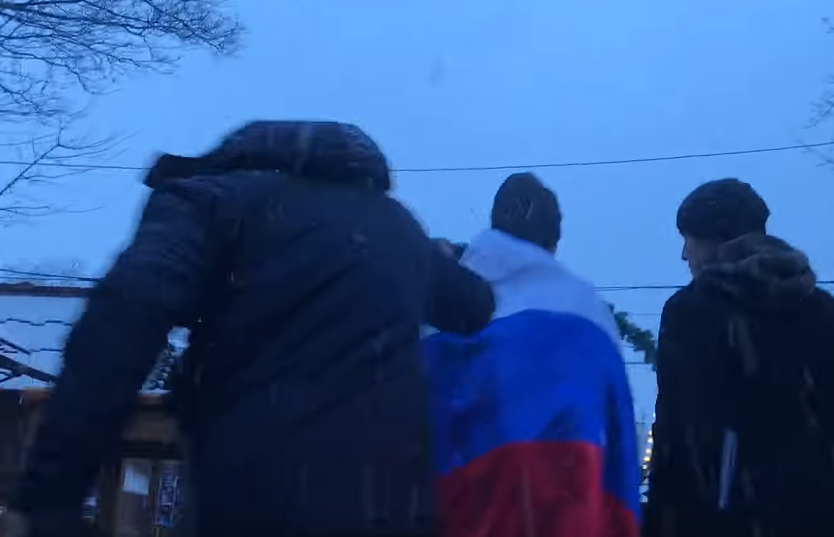 Компания молодых людей остановило двух людюдей у одного из них был флаг России на спине,после недолгого разговора один из агрессоров неожиданно накинулся на бедного челоека когда те собирались уходить и побил со словами"Вы Русские должны жрать землю"