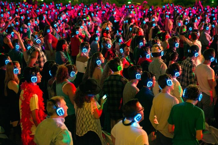 Шумная толпа. Люди танцуют в клубе. Толпа на концерте. Концерт. Песня шумная толпа.