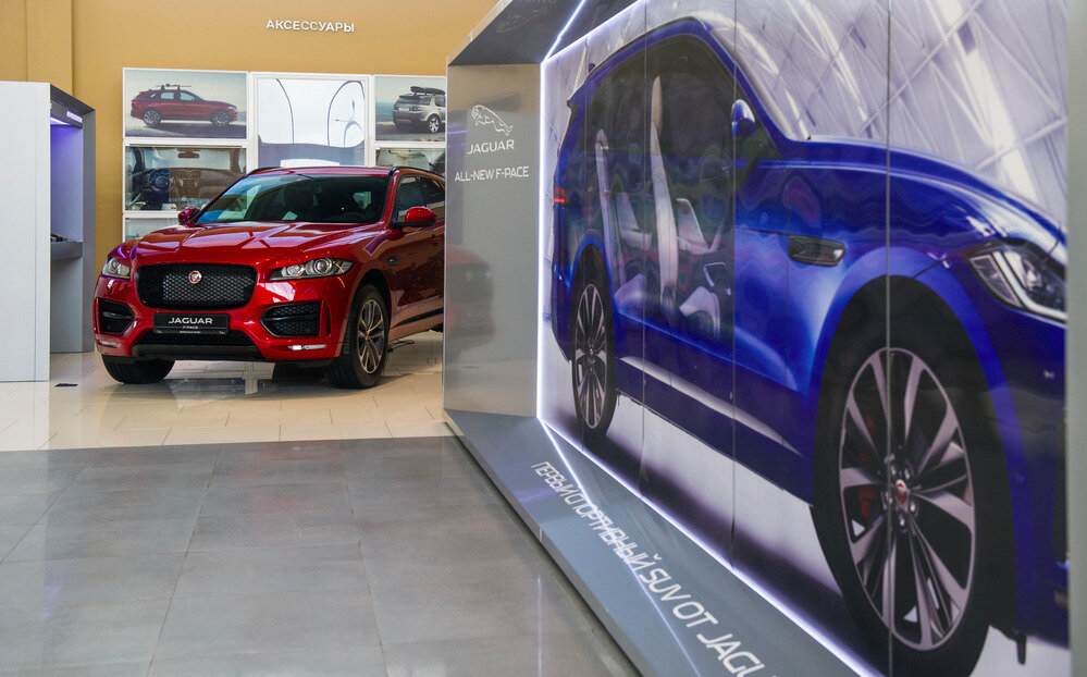 Кузов  Jaguar F-Pace на 81% состоит из алюминиевых сплавов. Снаряженная масса  паркетника составляет 1861 кг. Это на добрую сотню килограммов меньше  сопоставимого Porsche Macan. 