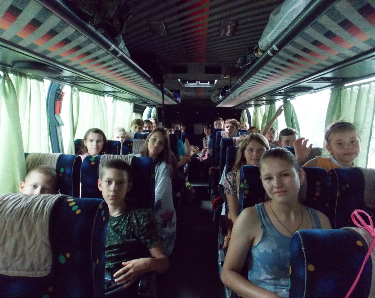 В коробках лежали красиво оформленные благодарственные письма и, что особо волновало, три большие иконы Божией Матери «Луганская», написанные в иконописной мастерской Свято-Вознесенского мужского монастыря с. Хорошее. Удивительно было узнать от наместника монастыря архимандрита Иоанна (Сухины), что как раз к этому времени в Синод УПЦ были отправлены документы на всецерковное прославление Луганской иконы Божией Матери.

