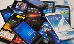 Первый из них – однотипный дизайн. Все смартфоны одинаковы на вид – плюс / минус. Различия наблюдаются в толщине корпуса, используемых материалах, окраске, форме углов и других незначительных деталях. А ведь человеку хочется чего-то нового, не как у всех!
