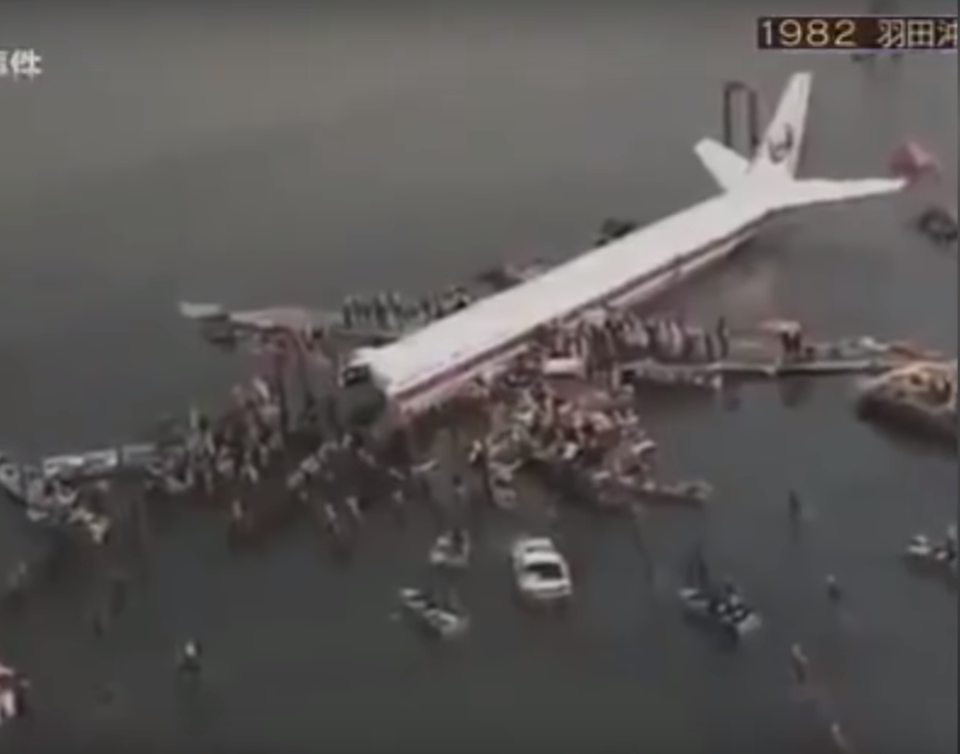 При столкновении с землей кабина оторвалась, и заехала внутрь самолета. Погибло 24 человека. 