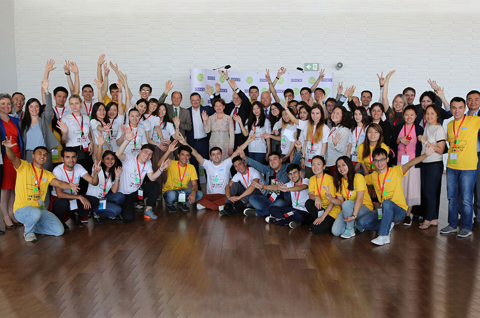 Подрастающее поколение — пожалуй, самая перспективная часть общества, с которой работает ОБСЕ. Участники Международной молодежной сети ОБСЕ и эксперты-докладчики на семинаре «Энергия молодежи», Астана, 28 июня 2017 года. Фото Колина Маккалоу (ОБСЕ).