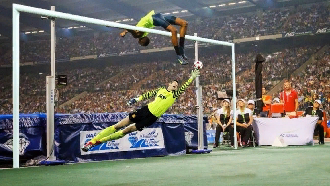 А на фото легкоатлет Мутаз Эсса Баршим, который бы с легкостью взял высоту ворот (2.44)