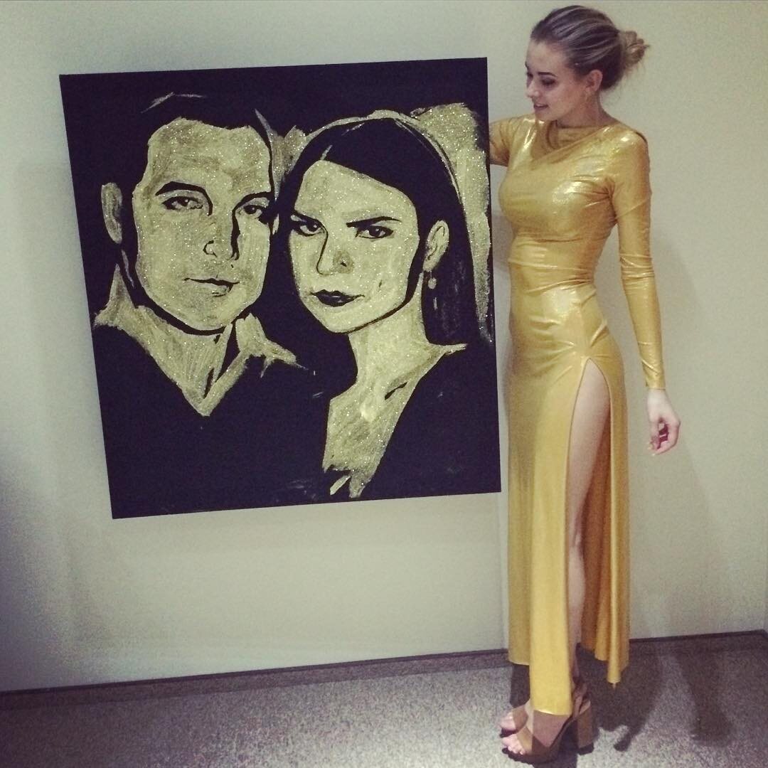 Елена Хромина с одним из своих необычных рисунков