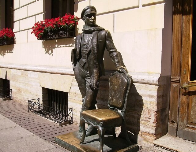 В Петербурге есть множество памятников - величественных и скромных, посвященных выдающимся деятелям и просто любимым литературным персонажам. Рассказываем о некоторых из них.-2