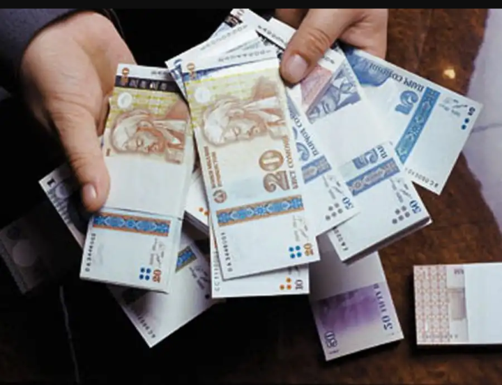 Таджикские бумажные деньги. Денежные купюры таджикистана. Таджик с деньгами. Сум таджикистан. Таджикские сомы.