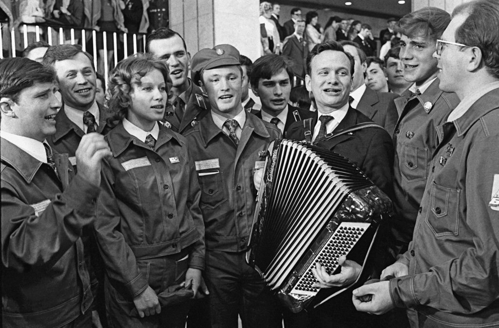 «Строители БАМа на XVII съезде ВЛКСМ». Члены Всесоюзного ударного комсомольского отряда - строители Байкало-Амурской железной дороги, в перерыве между заседаниями XVII съезда ВЛКСМ в Кремлёвском Дворце съездов в Москве. Россия, Москва