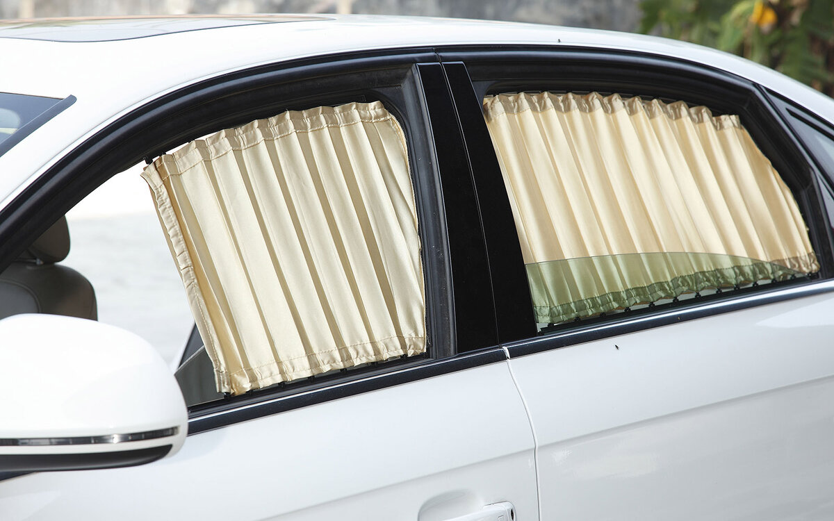 Занавески на боковых окнах едва ли добавят уюта и точно не добавят эстетичности. Не говоря уже о безопасности. 