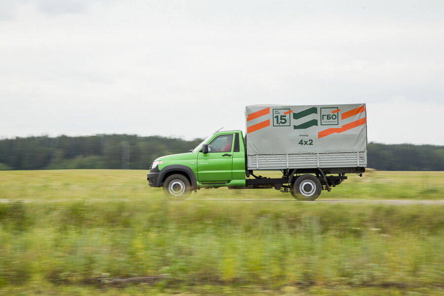 Грузоподъёмность УАЗа Профи - 1,5 тонны. Объём грузового отсека - 10 куб. м. Из комфортных опций есть кондиционер, обогрев лобового стекла, сидений и зеркал заднего вида. 