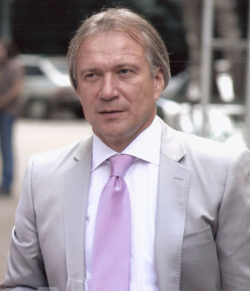 на фото  Олег Шишканов 