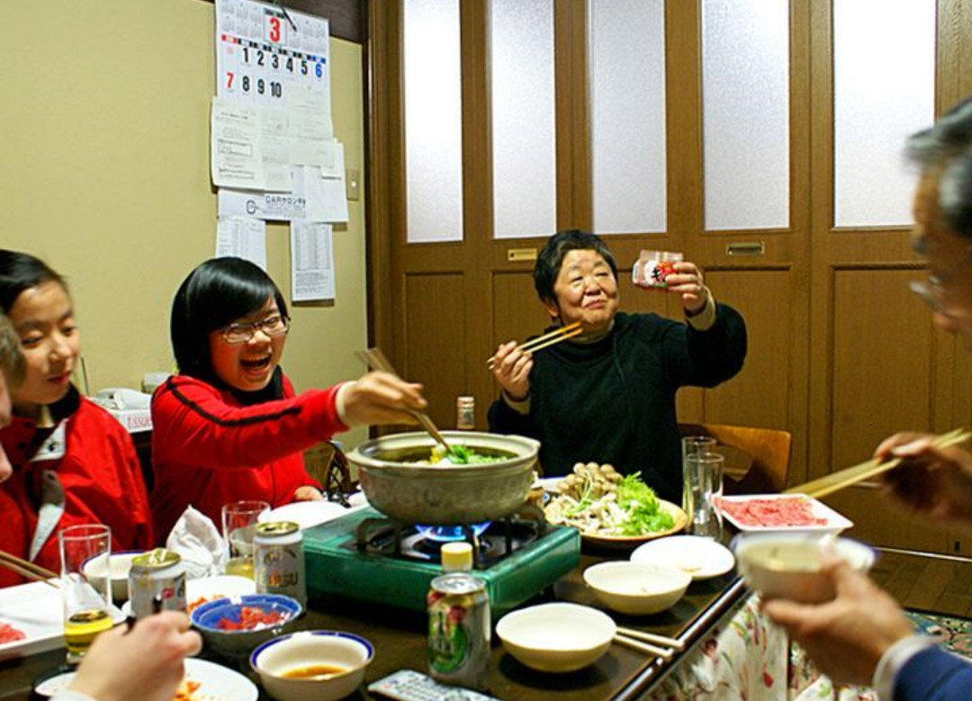 Японцы едят рис. Этикет за столом в японии. Япония что они едят. Японский стол с едой. Японский этикет за столом.