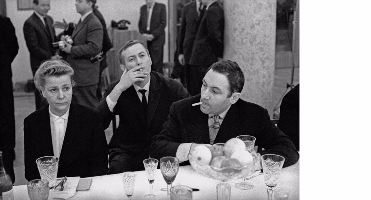Поэт Евтушенко и скульптор Неизвестный обкуривают министра Фурцеву.