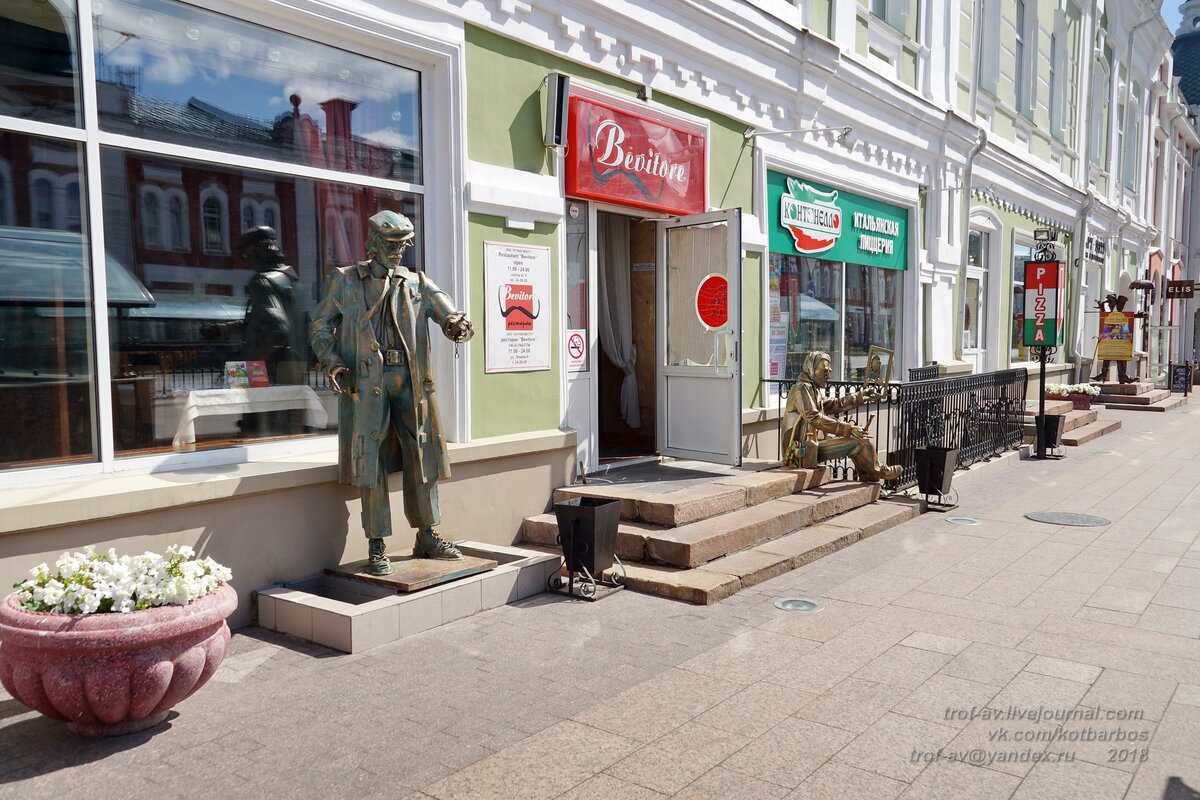 Рядом с Ван Гогом стоит еще один пропойца - актер Рутгер Хауер из одноименного фильма "Святой пропойца". 