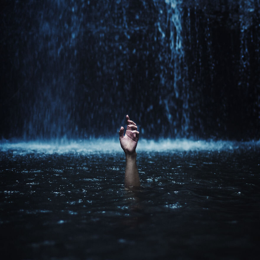 Хочется воды ночью. Девушка под водой. Это одиночество. Фотосессия в душе. Девушка в воде ночью.