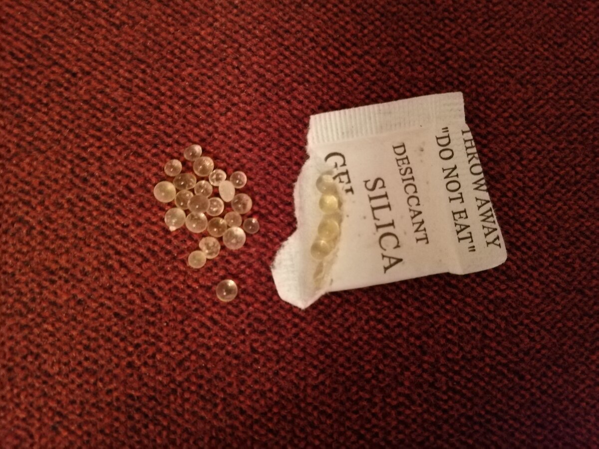 Зачем в обувь кладут шарики в бумажных пакетах? И как их можно ...