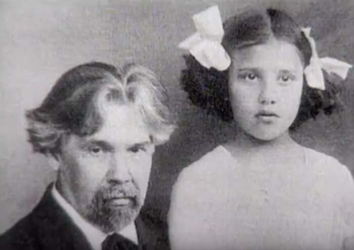 Наташа вместе с дедом художником Василием Суриковым