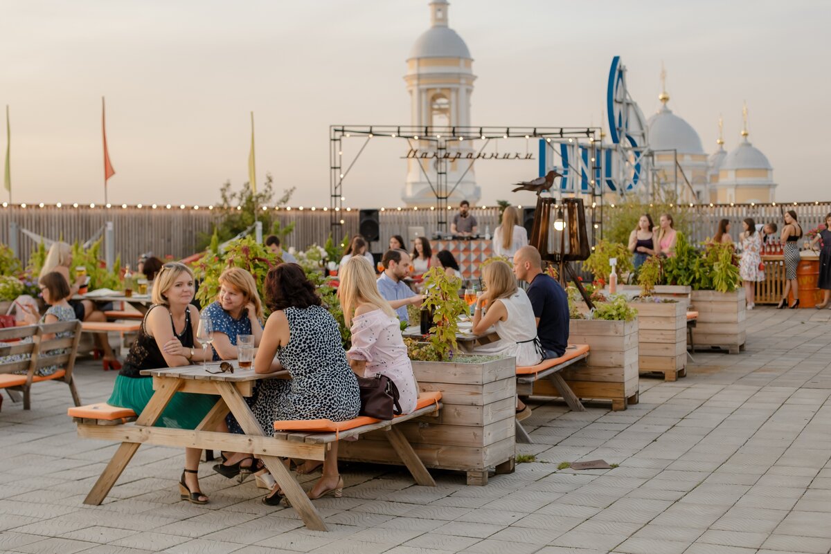 Питер пикник. Ресторан макаронники СПБ. Пикник на крыше. Пикник в Питере. Пикник на крыше СПБ.