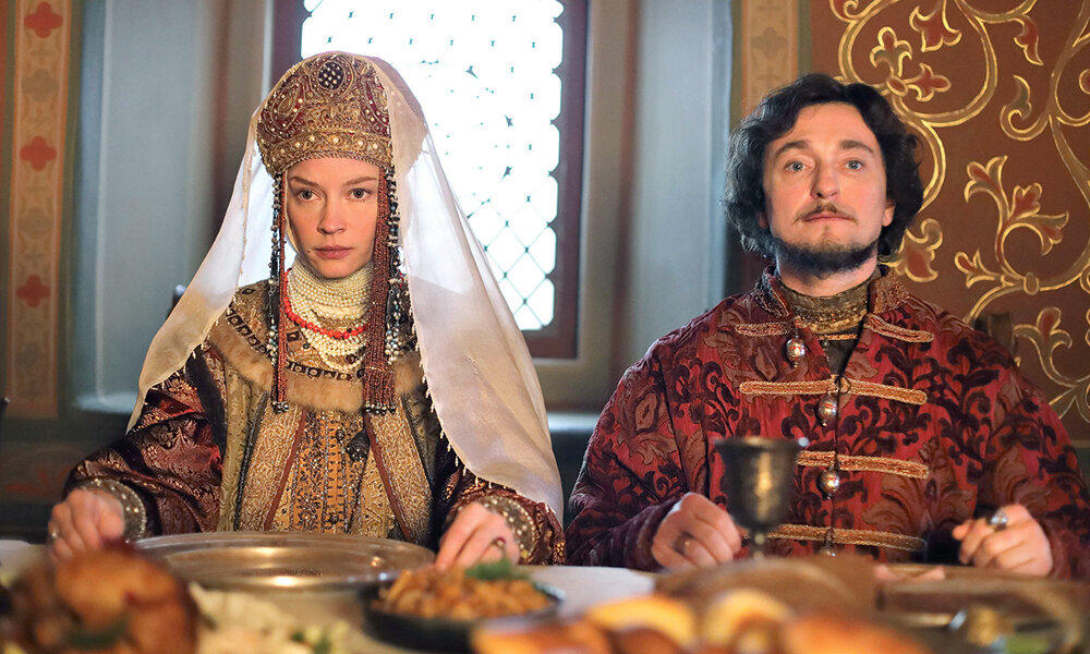 Россия 1 представила вниманию зрителей новый исторический сериал  «Борис Годунов» режиссера Алексея Андрианова, датой выхода которого стало 5 ноября этого года.Главную роль исполняют такие актеры как Сергей Безруков, Андрей Мерзликин, Светлана Ходченкова, Анна Михалкова, Сергей Маковецкий и другие.Сюжет сериала «Годунов» повествует о жизнедеятельности семейства Годуновых. Развитие сюжетной линии будет происходить между историческими эпохами — от Ивана Грозного и до начала царствования Романовых. Главный герой, Борис Годунов, был представителем простого общества. Он смог достичь наивысших вершин власти, вначале временным правителем, затем и русским царём. Мужчина имел много задумок по реформированию и просвещению страны. Частично его идеи встретили масштабное сопротивление духовенства и сподвижников.