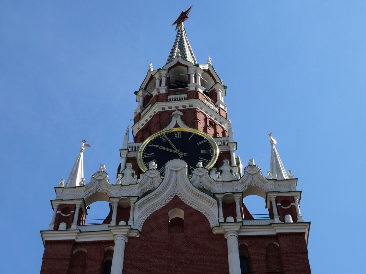 Часы-куранты на Спасской башне в Москве
