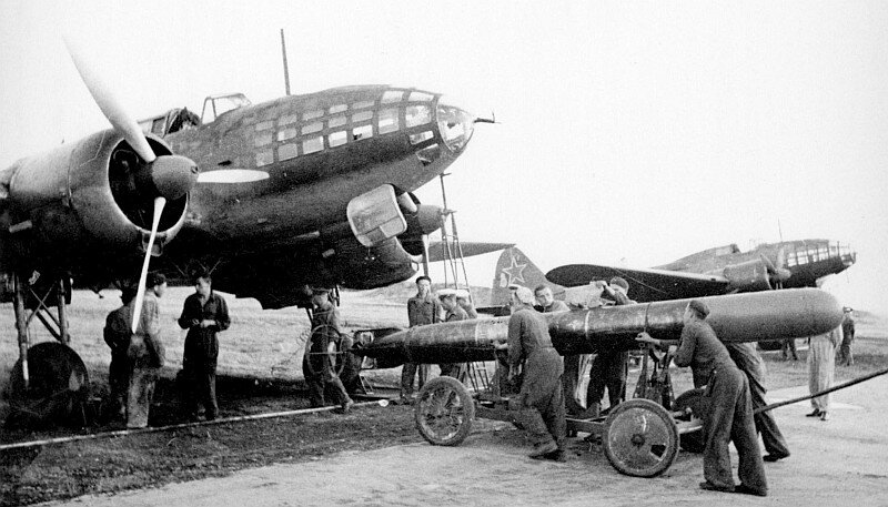 Снаряжение ДБ-3Т торпедами перед очередным боевым вылетом. // Фото: ava.org.ru