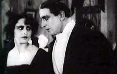 Кадр из фильма «Молчи, грусть... молчи».