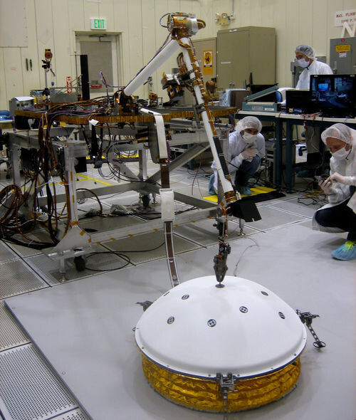 Тестирование развертывания инструмента на руке InSight  Фото - https://mars.nasa.gov/internal_resources/277