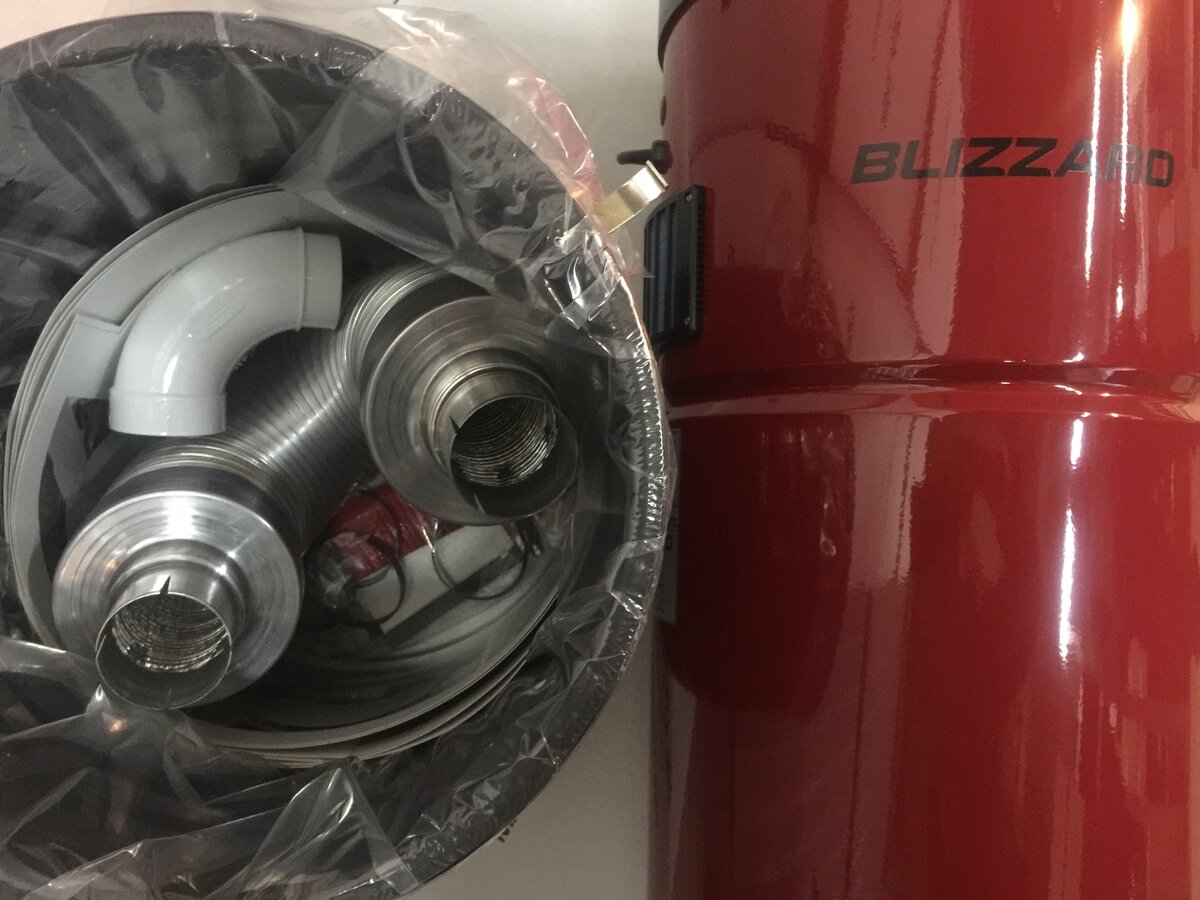 Что в комплекте? - внутри металлического мусоросборника Blizzard R-Klasse Control расположено: 1. комплект из 10 фиксаторов пакета-мусоросборника и сами п/э пакеты мусоросборника; 2. Гибкий металлический глушитель; 3. Отвод 90 гр. наружный-односторонний (мама-папа); Хомут металлический 50-60 мм для соединения выхлопного патрубка и всасывающего с силовым блоком;