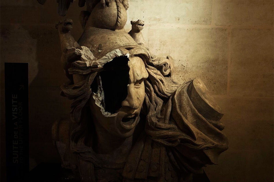 Скульптура Марианны, символа французской Республики, была повреждена в галерее Триумфальной арки во время демонстрации во время субботних манифестаций. 