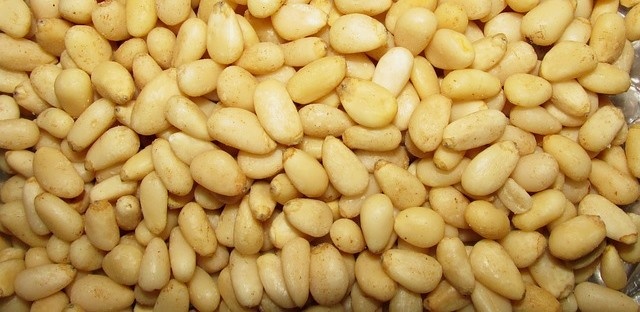 Кедровый орех лучше покупать в скорлупе. Очищенный орех очень быстро вступает в реакцию с кислородом, утрачивая свои полезные свойства.