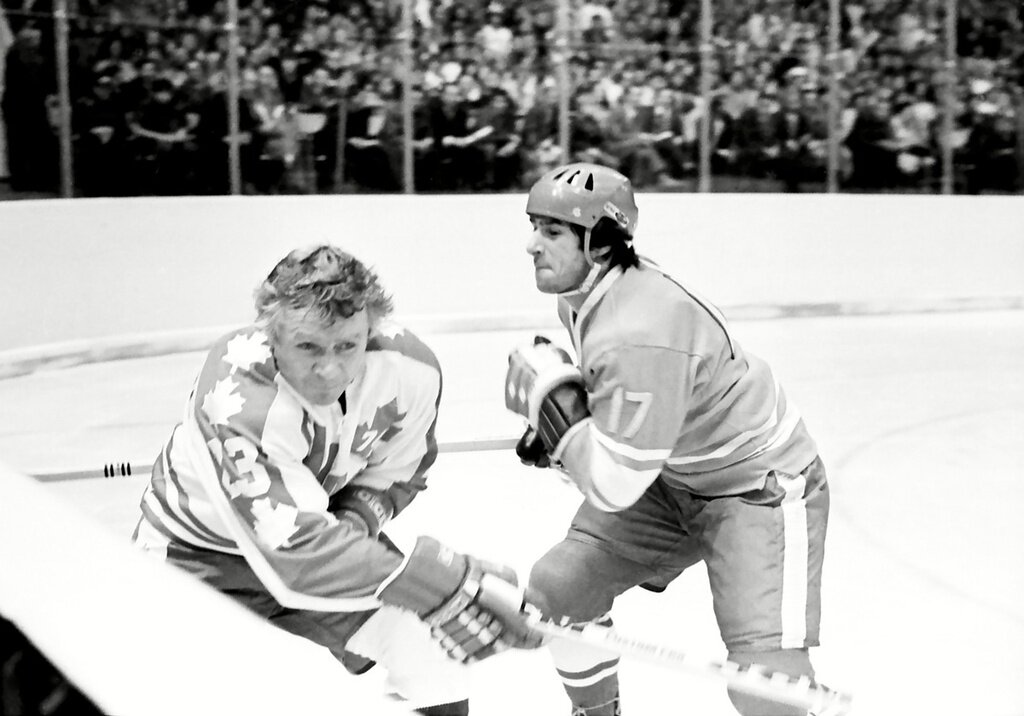 Суперсерия СССР – Канада. Джон Маккензи, Валерий Харламов
Виктор Ахломов, 1974 год, г. Москва, ОАО «Газета Известия».

