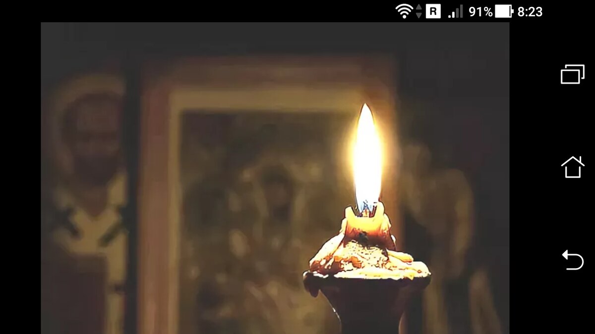 фото Молить Бога, ставить свечу в молитве.