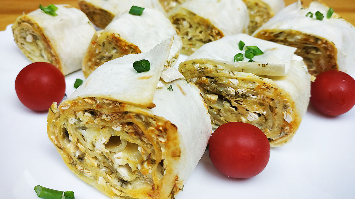 Рулет из лаваша сыр яйца чеснок. Пита с творожным сыром. Пита с творогом. Lavash with Cheese. Lavash Cheese.