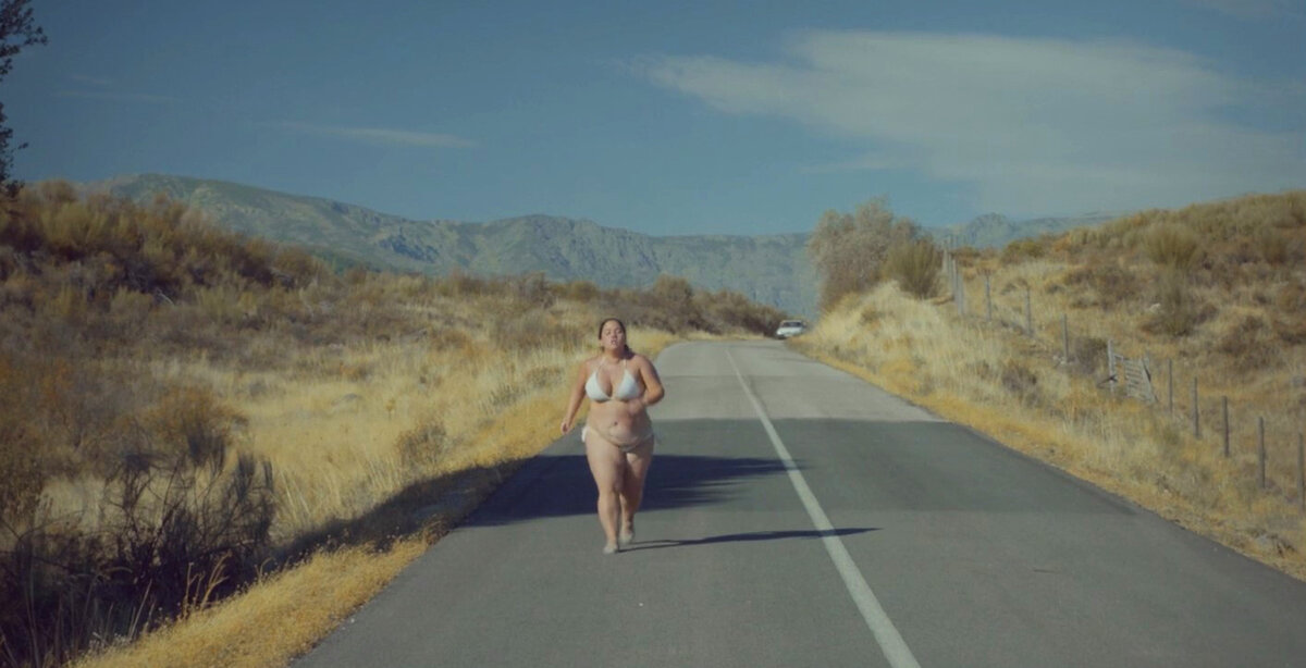 кадр из короткометражного фильма "Поросенок", реж. Карлота Переда.