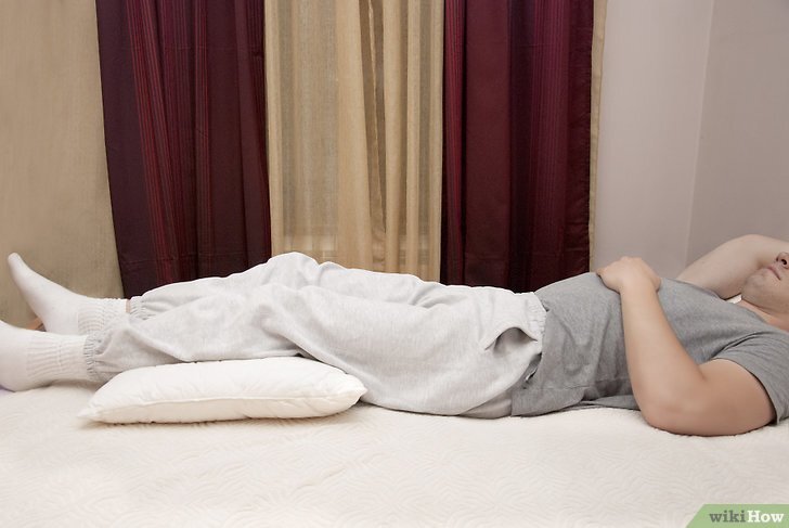 2-й способ — положить подушку под колени. Если по ночам вы долго ворочаетесь и не можете сразу найти удобное положение, чтобы заснуть, то запоминайте этот лайфхак. Если положить подушку под колени, то спина примет естественное положение, напряжение в её нижней части значительно снизится и мышцы смогут наконец-то расслабиться. Вам может показаться это положение не очень удобным, но не успеете вы подумать об этом, как провалитесь в царство сна.  Любители спать на боку могут положить подушку между ног — такое положение тоже снимает нагрузку с позвоночника. Также не следует брать огромную пуховую подушку — достаточно небольшой. 