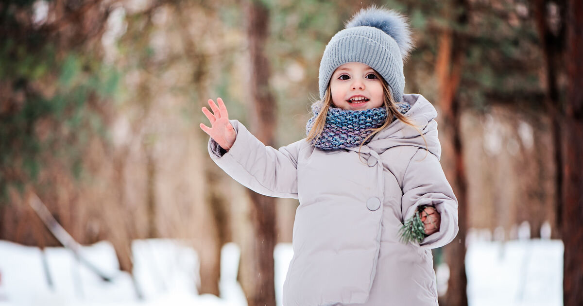 Холодно гулять с ребенком. Зимние прогулки с новорожденным. Малыш зимой на прогулке. Зима для детей. Дети зимой.