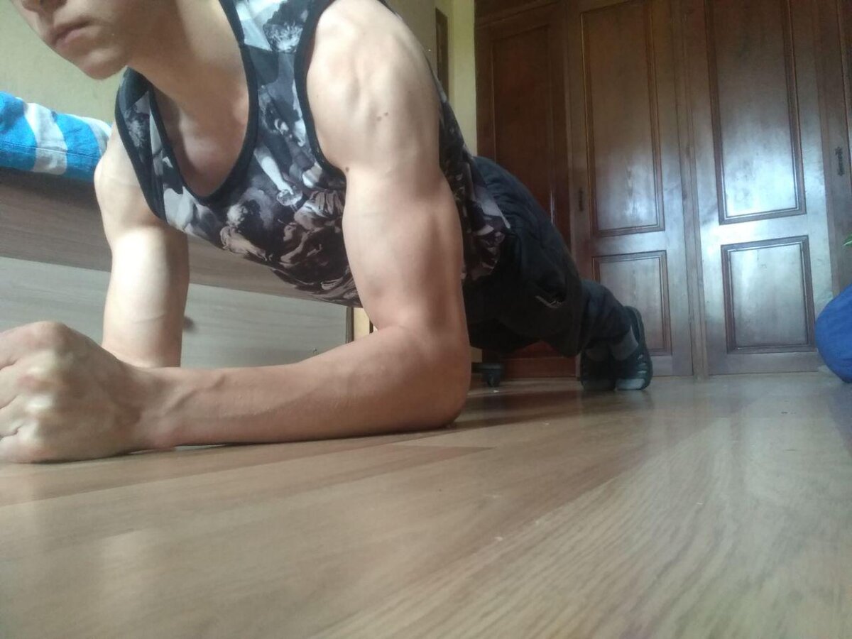 Планка. Локти под 90 градусов к полу, спина прямая, поясница без прогиба.