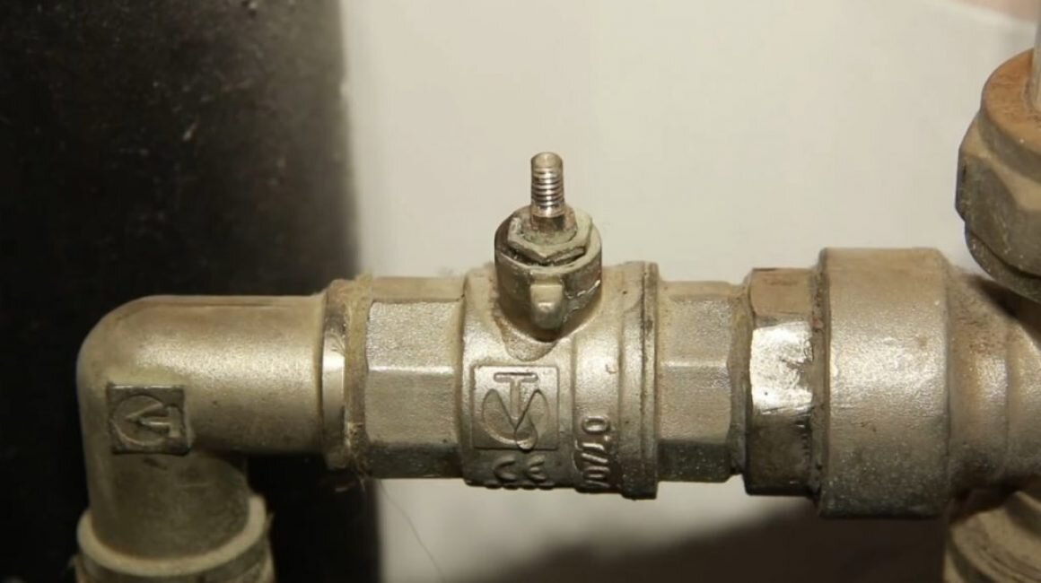 Прижимная гайка для шарового крана. Устранить утечку крана пнд-20. Ключик для открытия крана у батареи сбоку. Заклинил пластиковый шаровый кран. Заклинил пластиковый шаровый кран.