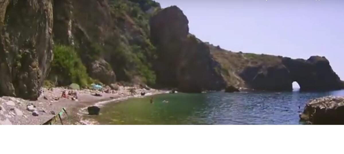 тот самый пляж (мы были там вдали ближе к гроту), где видна дорожка