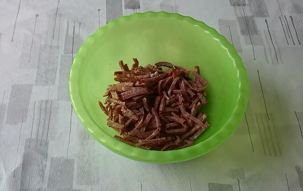 Отправляем копчёную колбасу в чашу 