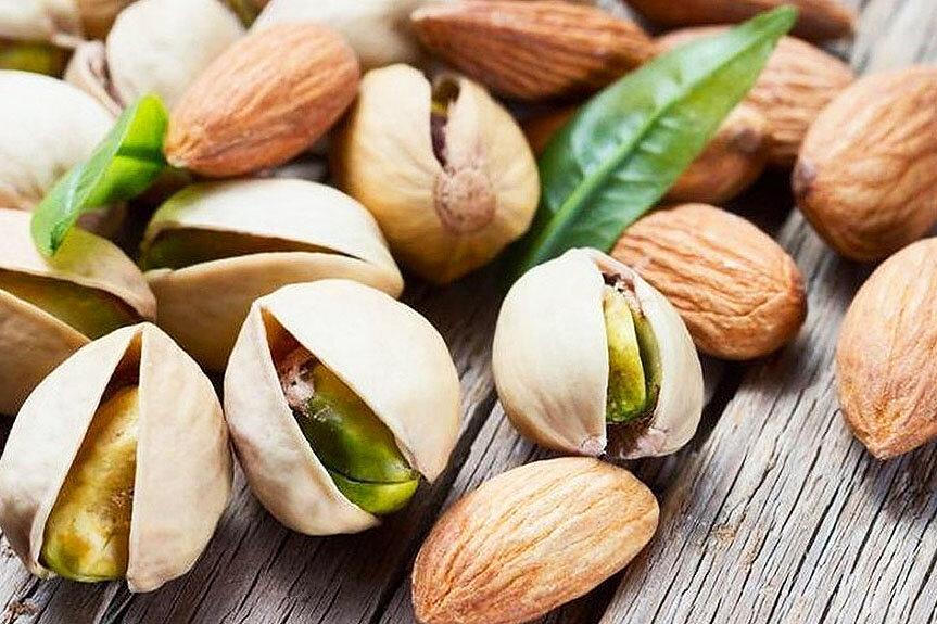 Фисташки по сравнению с другими орехами "диетические" - их калорийность значительно ниже. Но, тем не менее, и у этих орехов есть рекомендуемые нормы