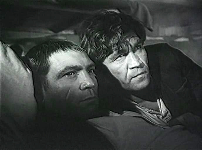 Федор Одиноков (справа) и Григорий Гай в фильме «Жизнь прошла мимо», 1958 год