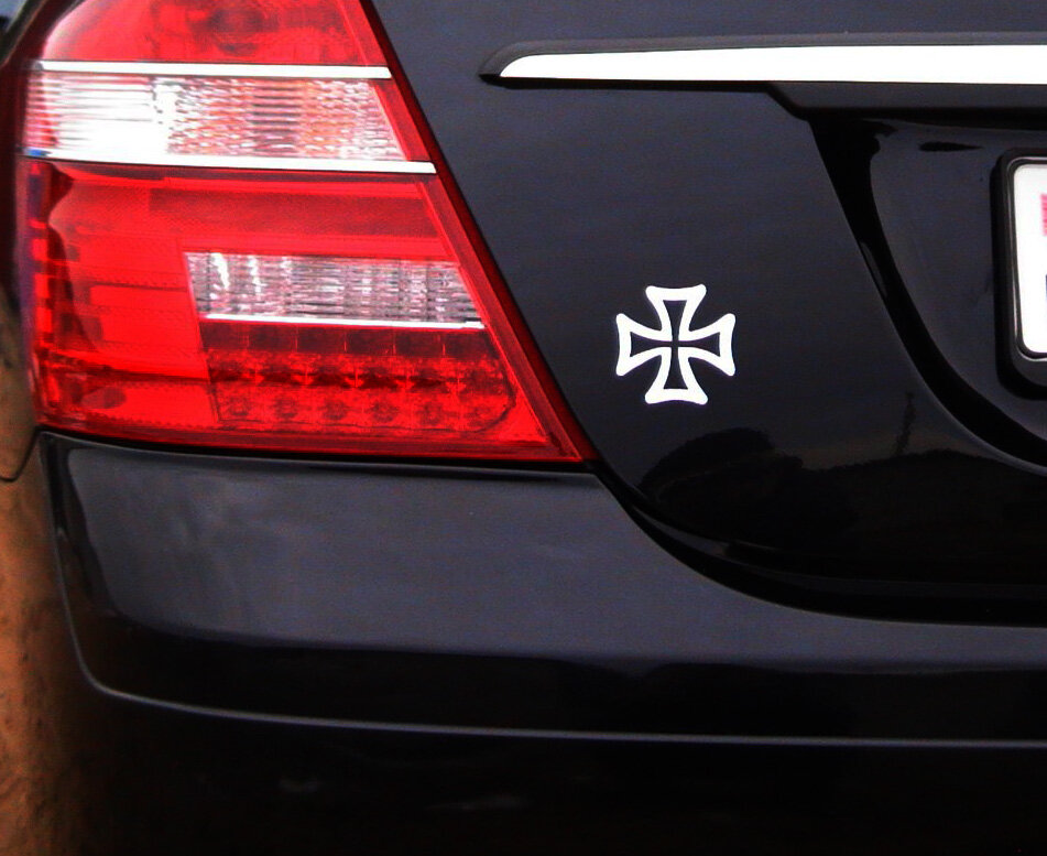 Что значит наклейка на машине. Рыбка на краснодарских номерах. Наклейка эволюция рыбака. Христианская рыбка на авто. Символ рыбы на авто.