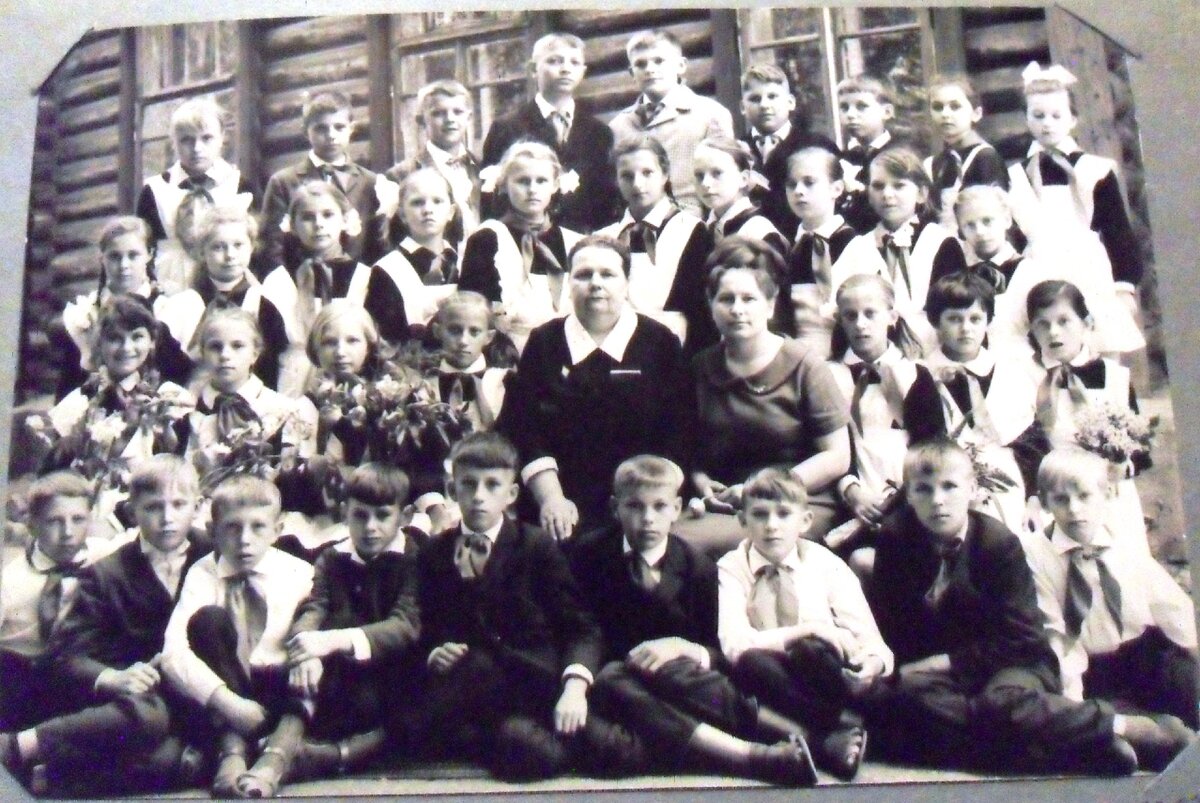 Наш 4 "Б" класс на фоне школы. Май 1967 г.