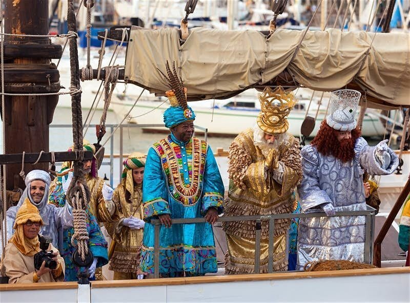 В Барселону Три короля прибывают на лодке.