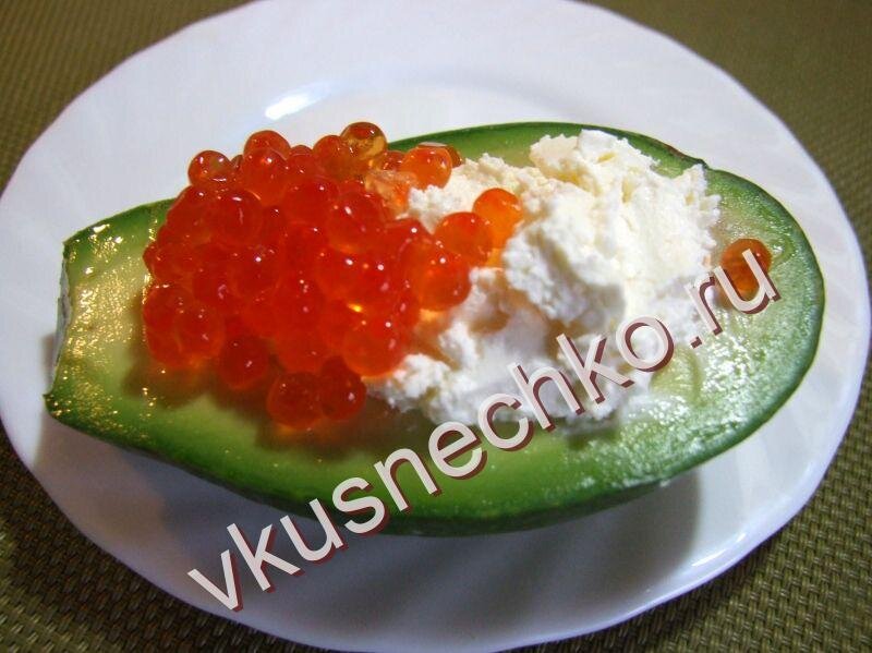 Как приготовить Авокадо, фаршированное сливочным сыром и красной икрой, пошаговый рецепт с фото.